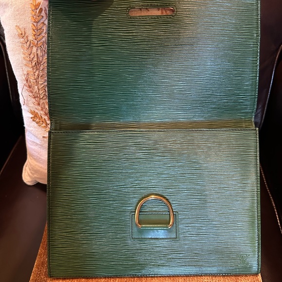 Beautiful Louis Vuitton Lena Epi Clutch - Picture 6 of 14